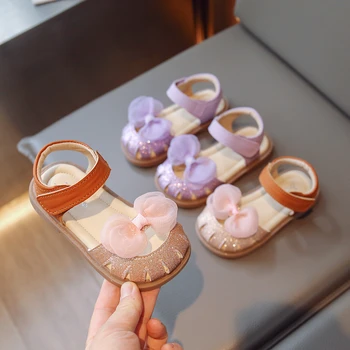 Сандалии для девочек с бантиком, детские блестящие туфли с открытым носком, универсальная детская обувь для первых ходунков 2023 года, модная детская обувь Mary Janes для свадебной вечеринки