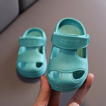 Новая модная детская обувь для мальчиков и девочек с отверстиями, нескользящие летние пляжные аксессуары, повседневные тапочки, детские сандалии